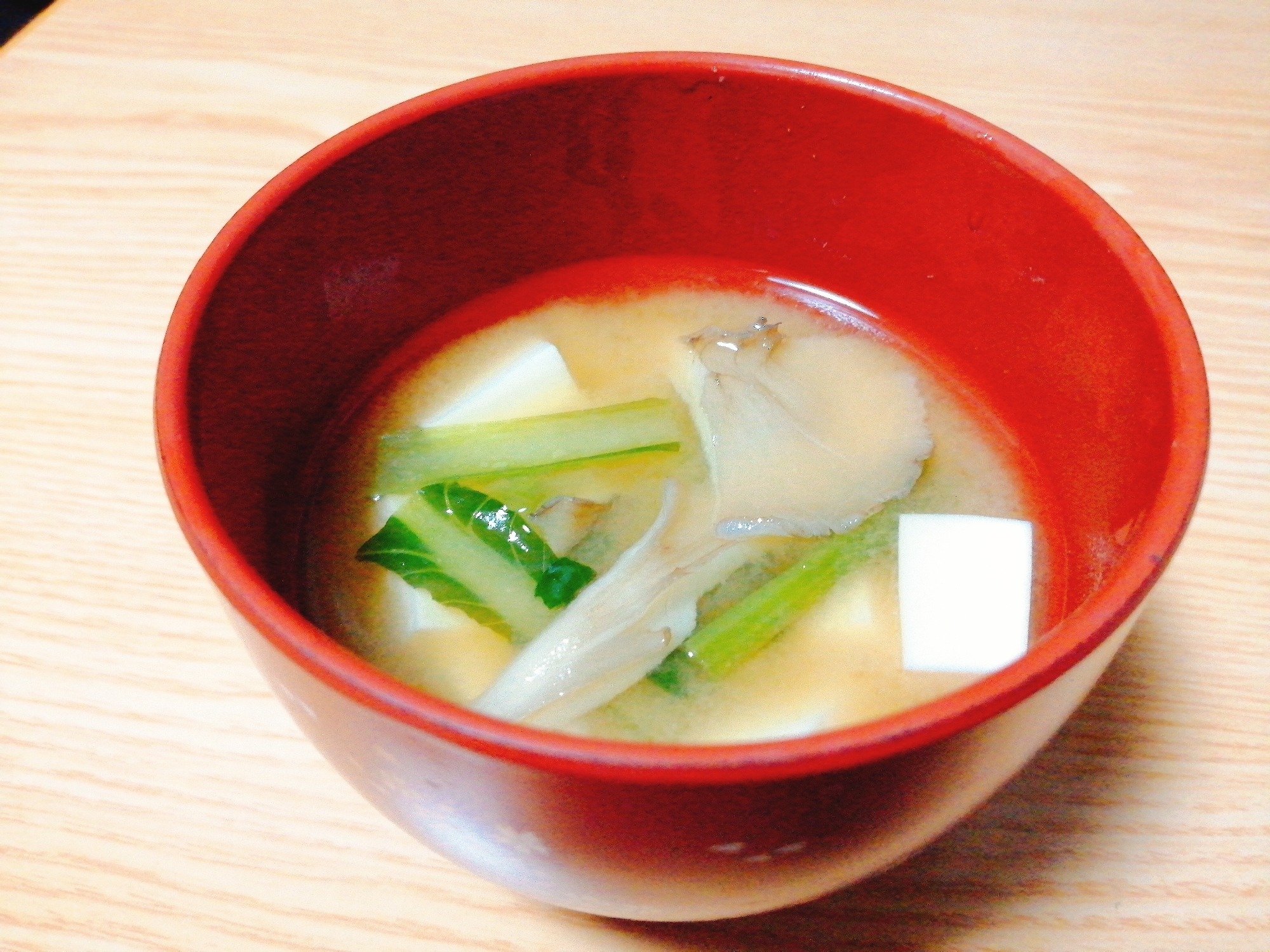 豆腐と小松菜と舞茸の味噌汁