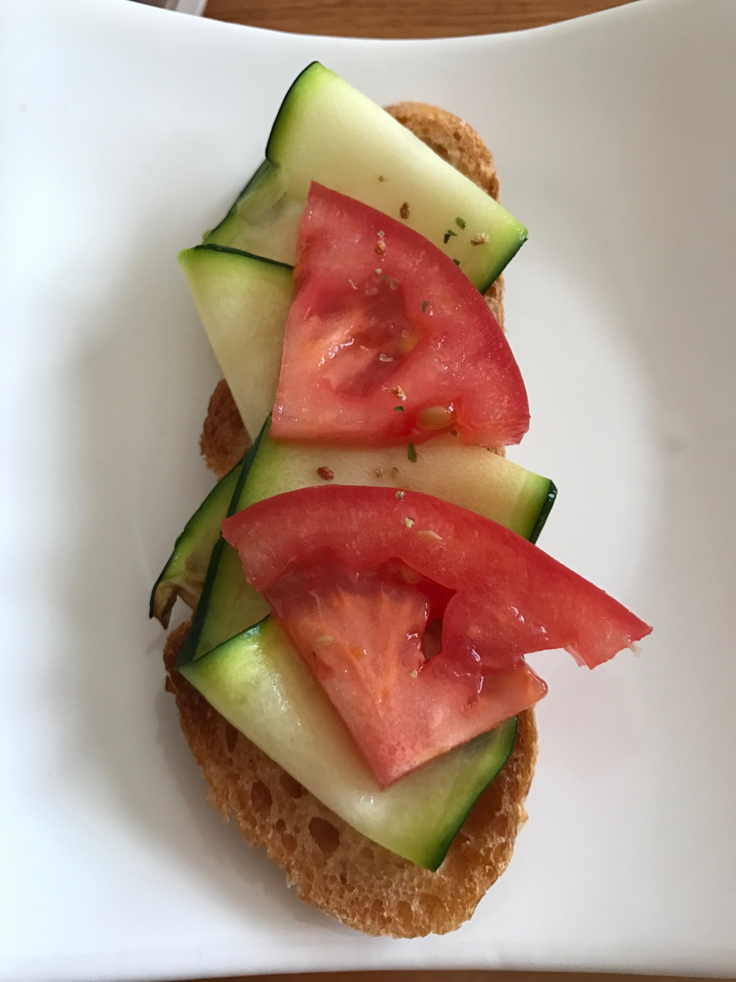 白い皿に盛り付けたズッキーニのオープンサンド