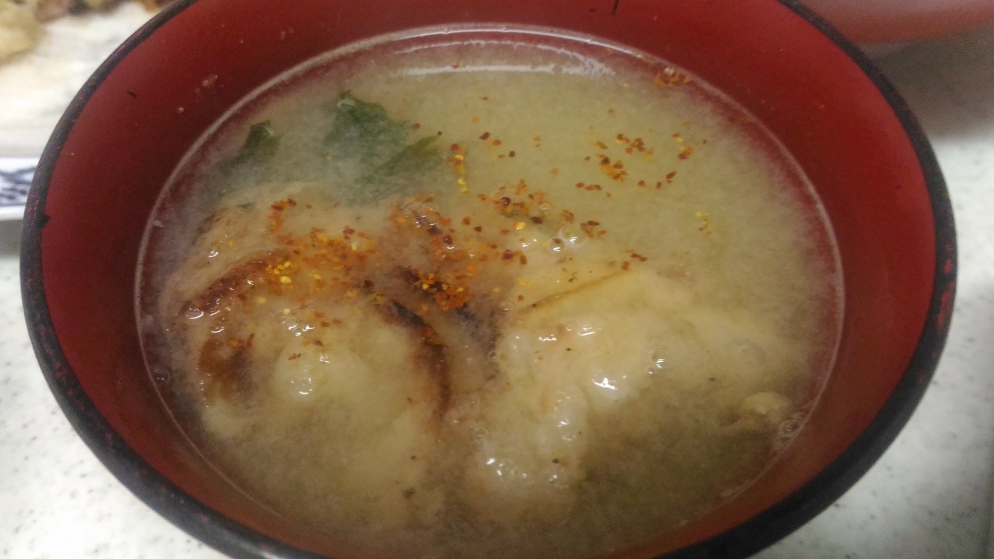 おひとり様用、玉葱の天ぷらとワカメの味噌汁