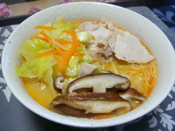 こんばんは～♪ラーメンが食べたくなり作りました♪肉団子でなくて豚肉ですみません。ピり辛の味噌ラーメン美味しいですね（*^_^*）キャベツもサービスでいっぱいよ～