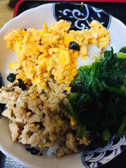 子どもが喜ぶ☆ふわふわ卵の三色丼