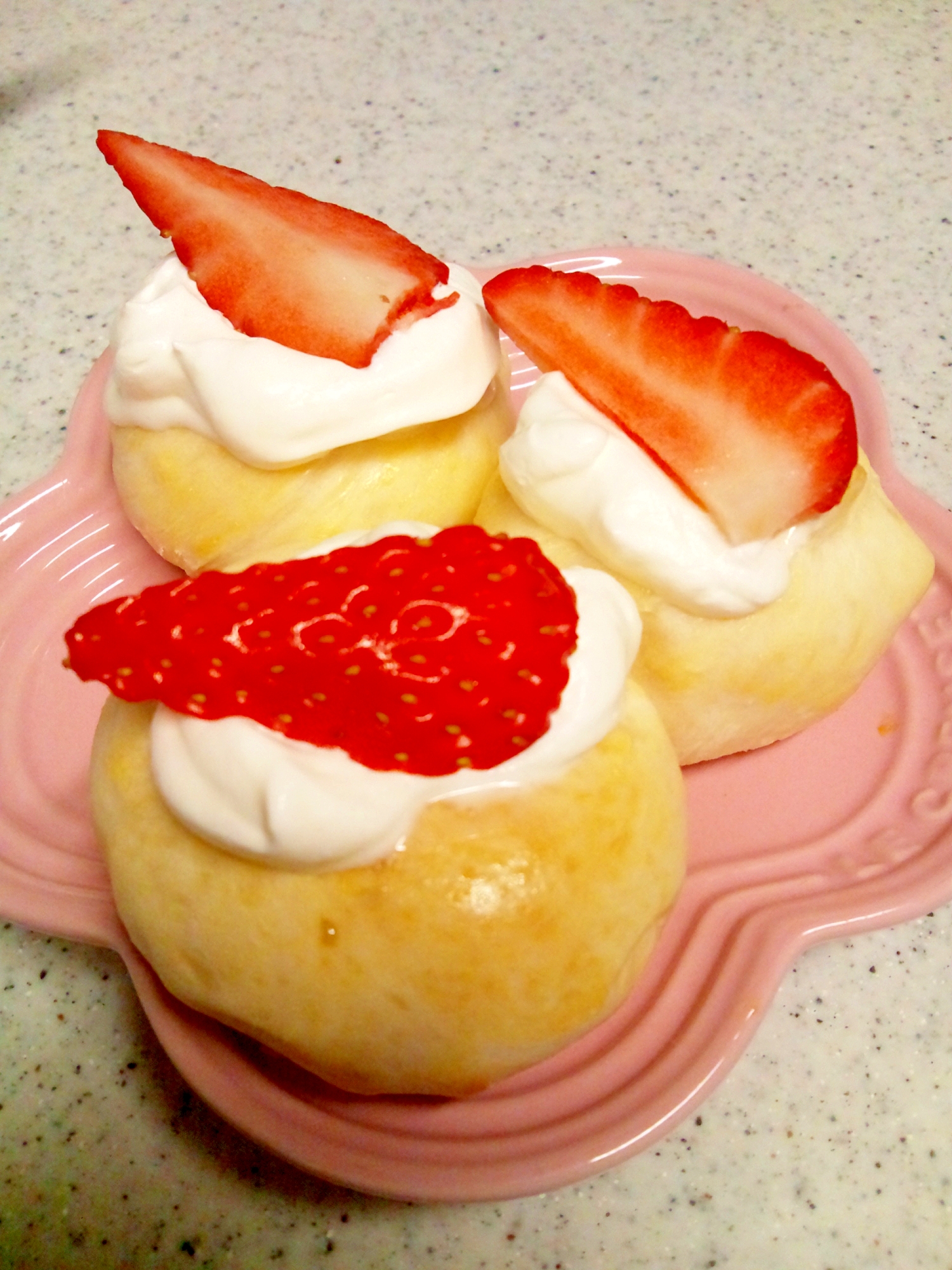 いちごのパン