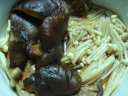 椎茸とえのきで(^_^;)
たくさん作りましたが、10分程で完売、コレって保存食・・・むふー。
胡麻油の風味が良いですね～、美味しくごち様<(_ _)>