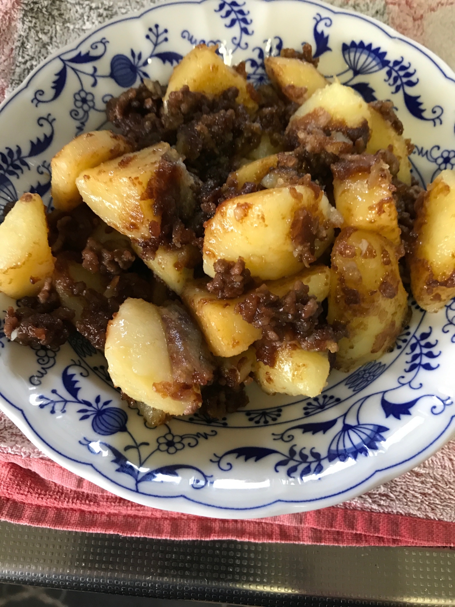 ひき肉とじゃがいもの甘辛煮