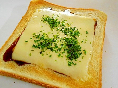 お好み焼き風味の　チーズトースト