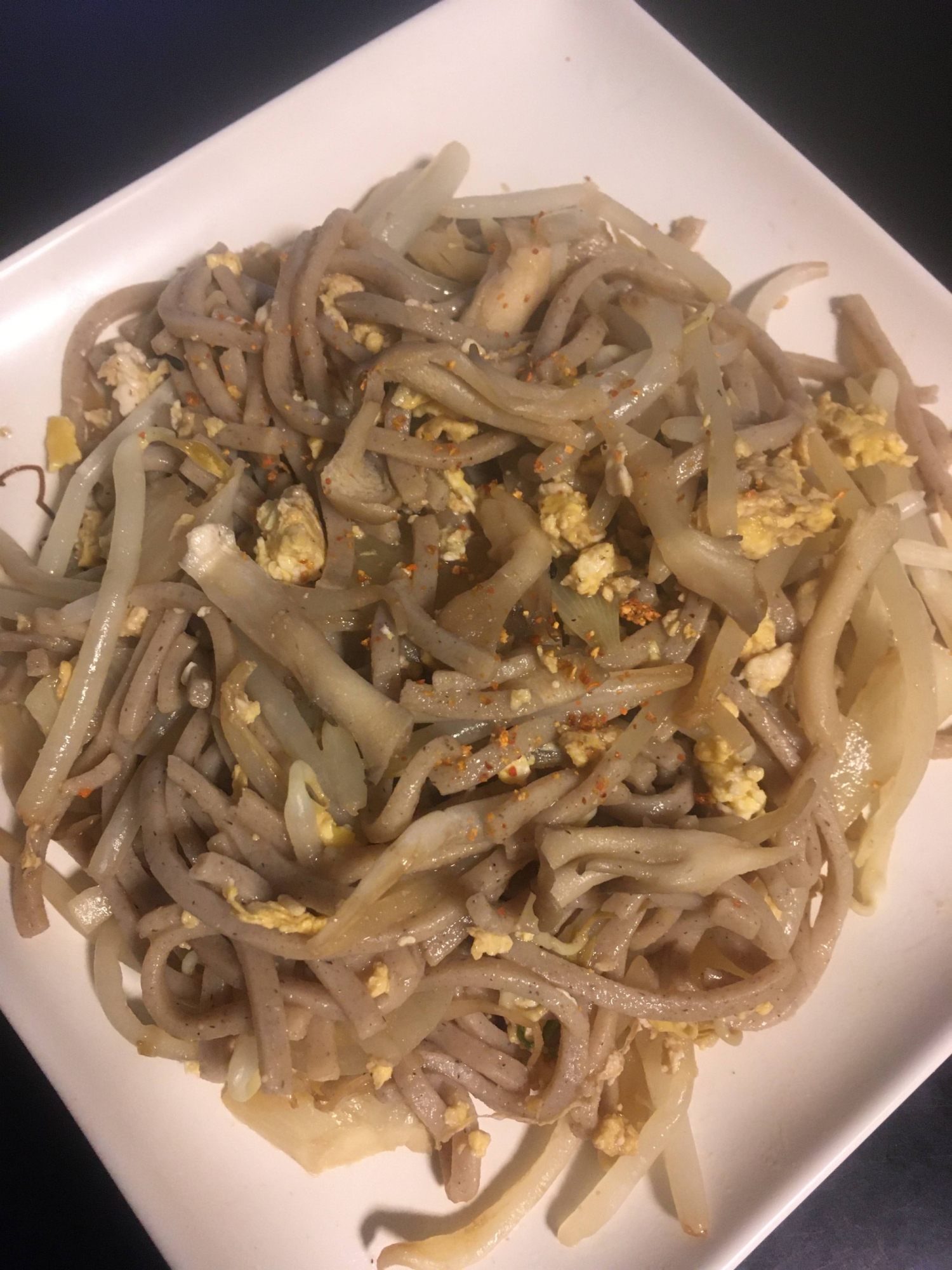 まいたけ、玉ねぎ、たまごの焼き蕎麦