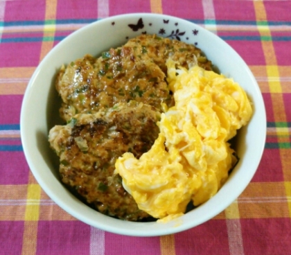 玉子をトッピングしました～
隠れちゃって見えないけど、下に敷いた海苔がいい味出してますね★
美味しく頂きました(○´∀｀○)
