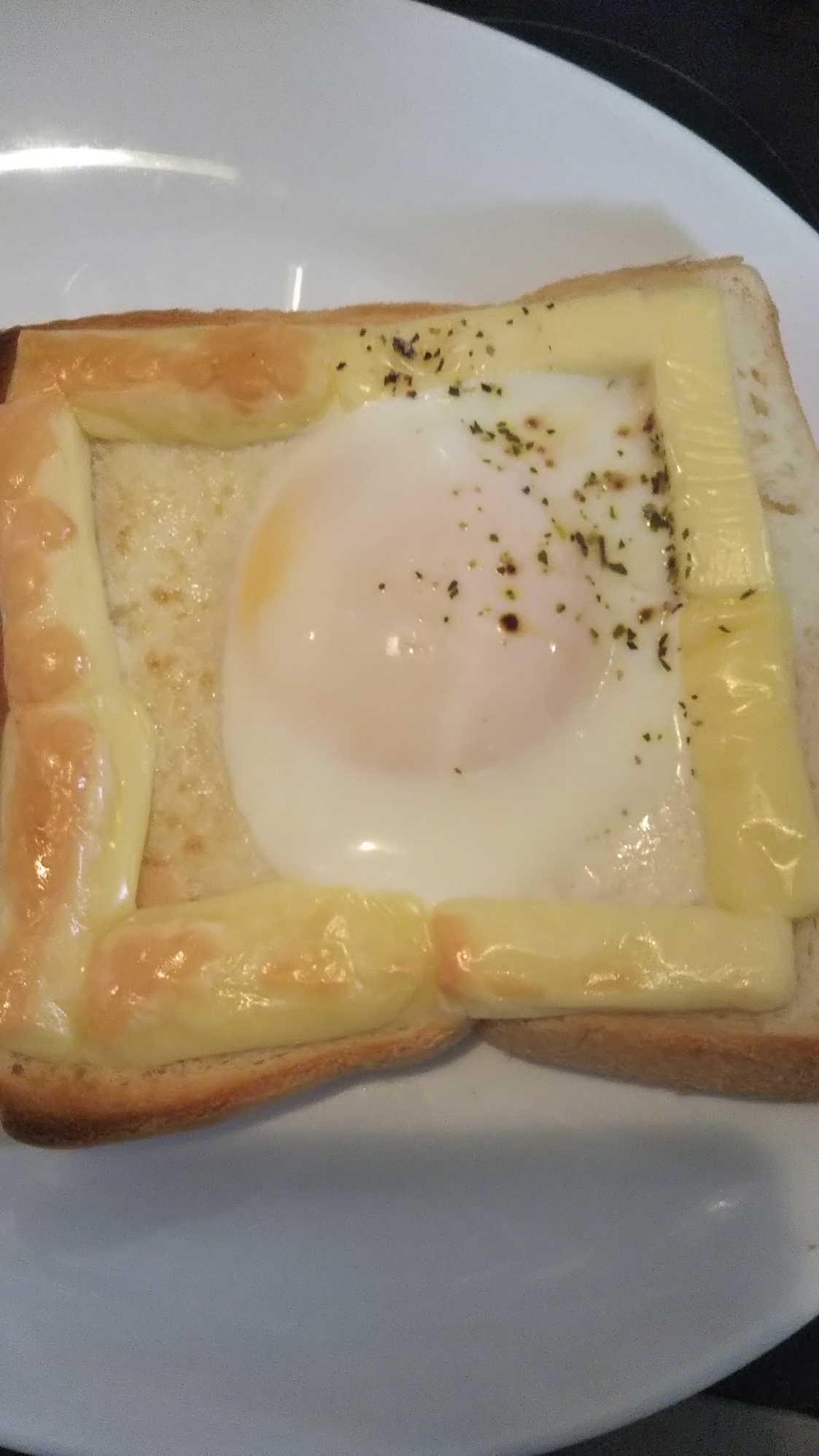 卵が流れ出さない目玉焼きトースト