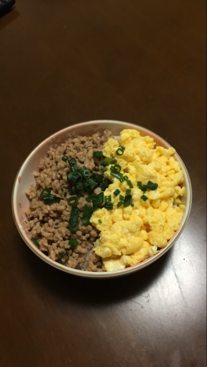 卵とお肉のそぼろ丼