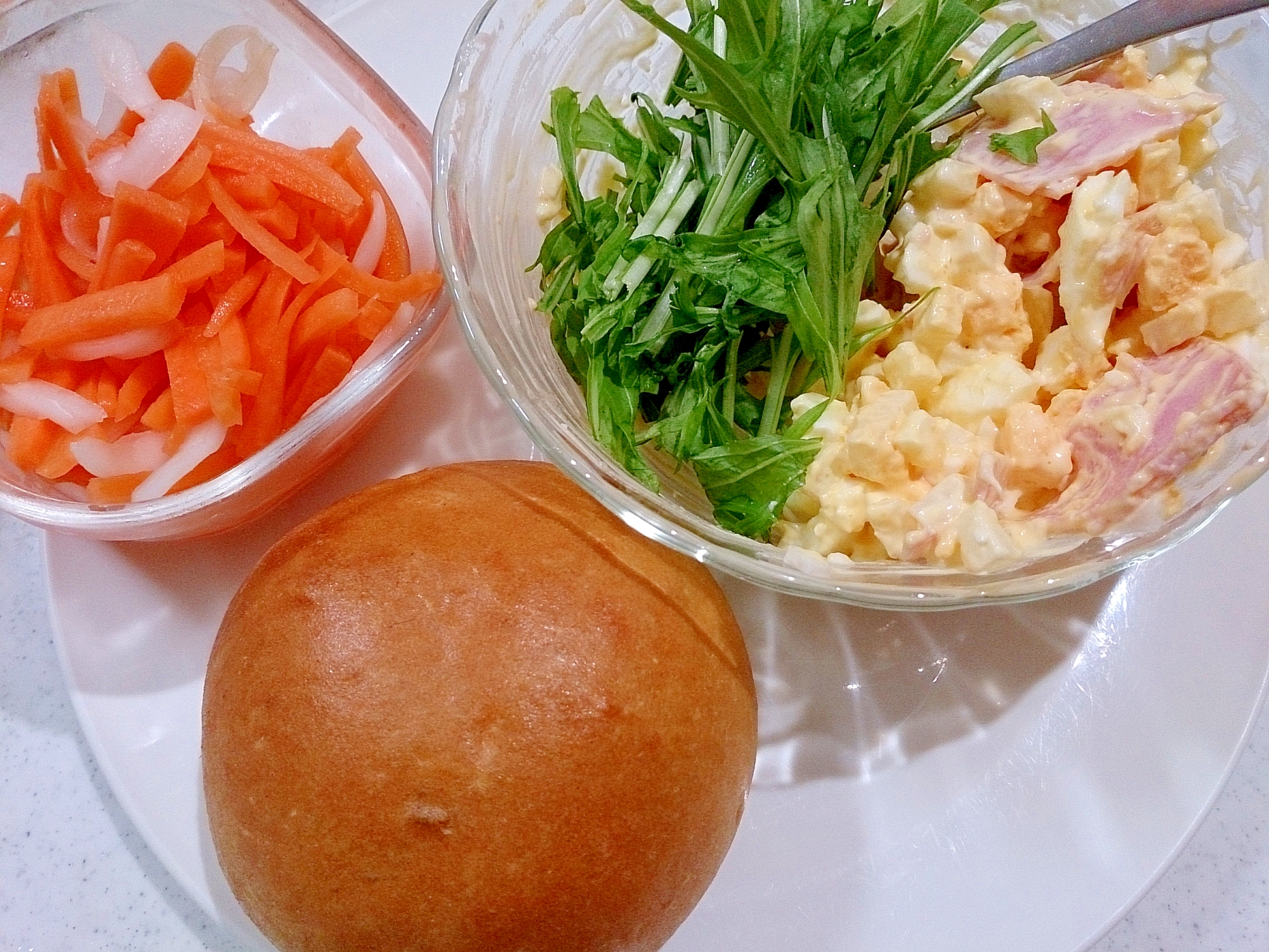 ワンプレート　茹で卵とハムと水菜のサラダとマリネ
