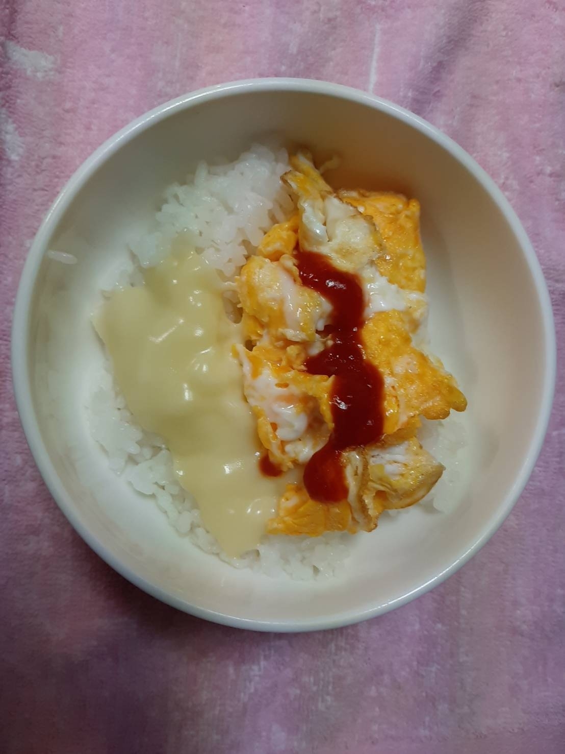 超かんたん！チーズをのせたスクランブルエッグ丼