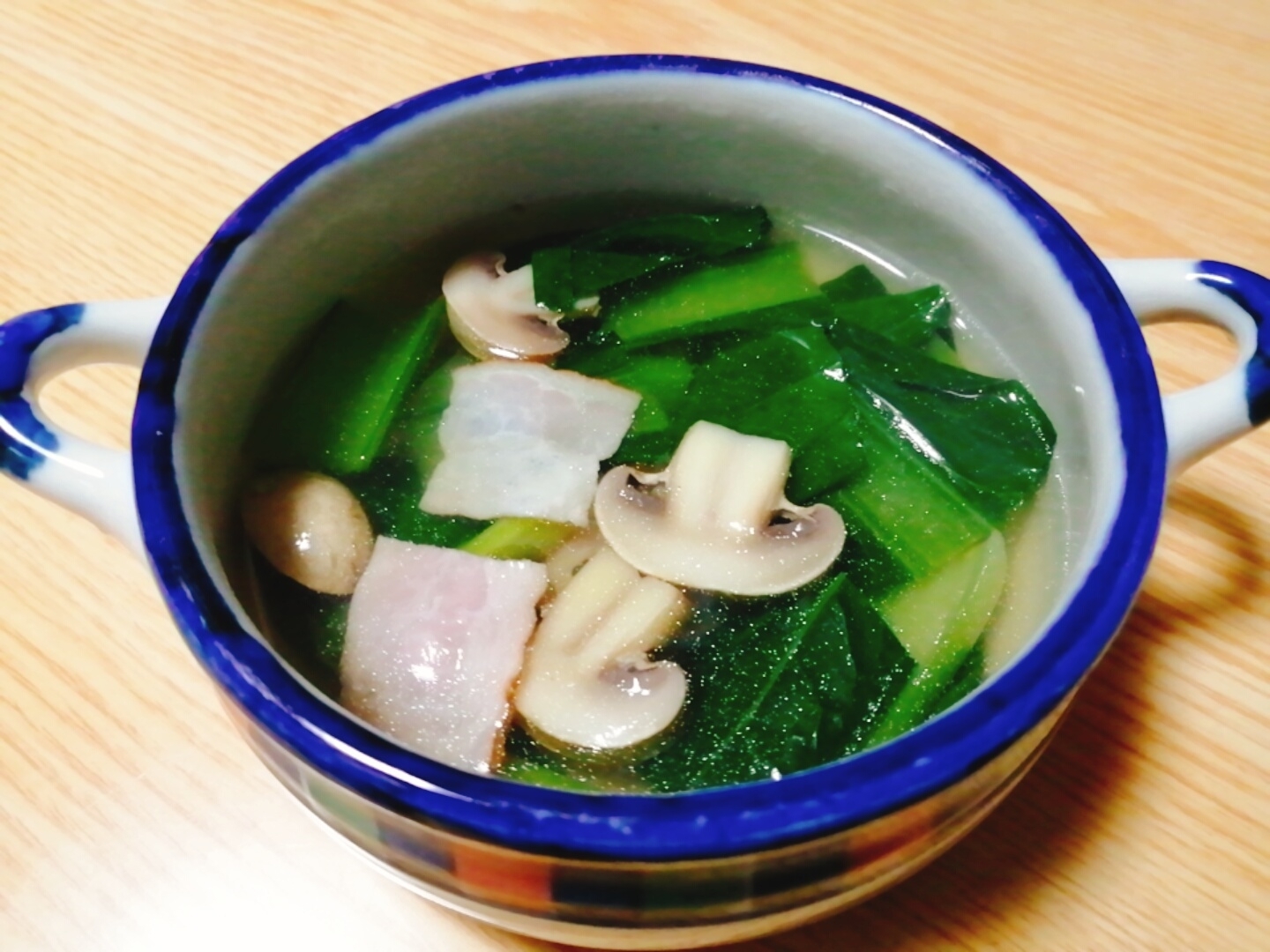 小松菜とマッシュルームとベーコンのコンソメスープ