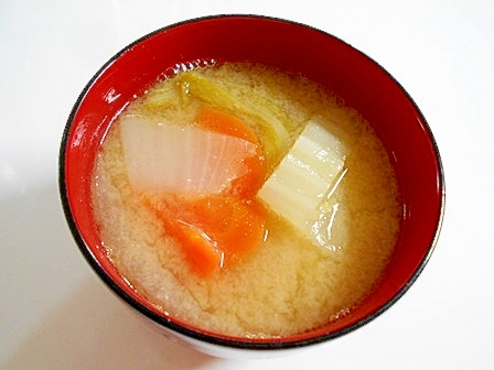 白菜とにんじんの味噌汁　☆　豚汁風味