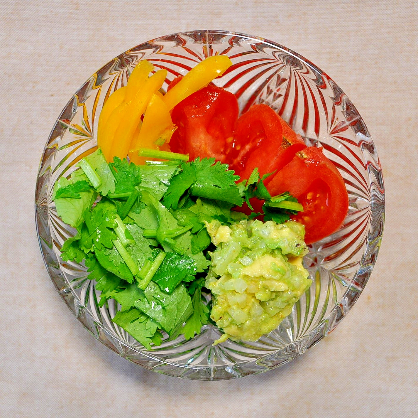 彩り野菜とワカモレのサラダ