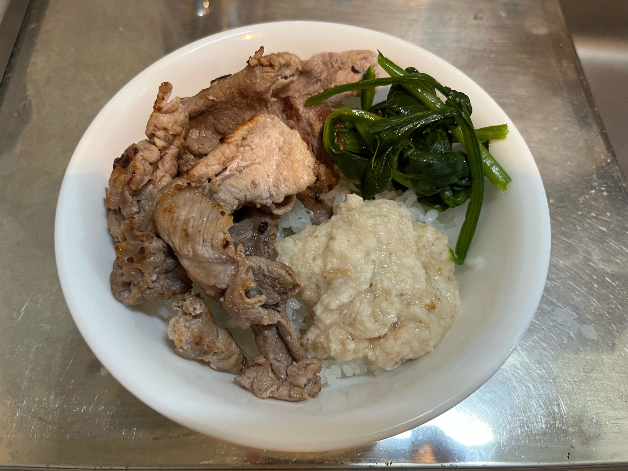 豚小間肉とほうれん草ととろろ丼