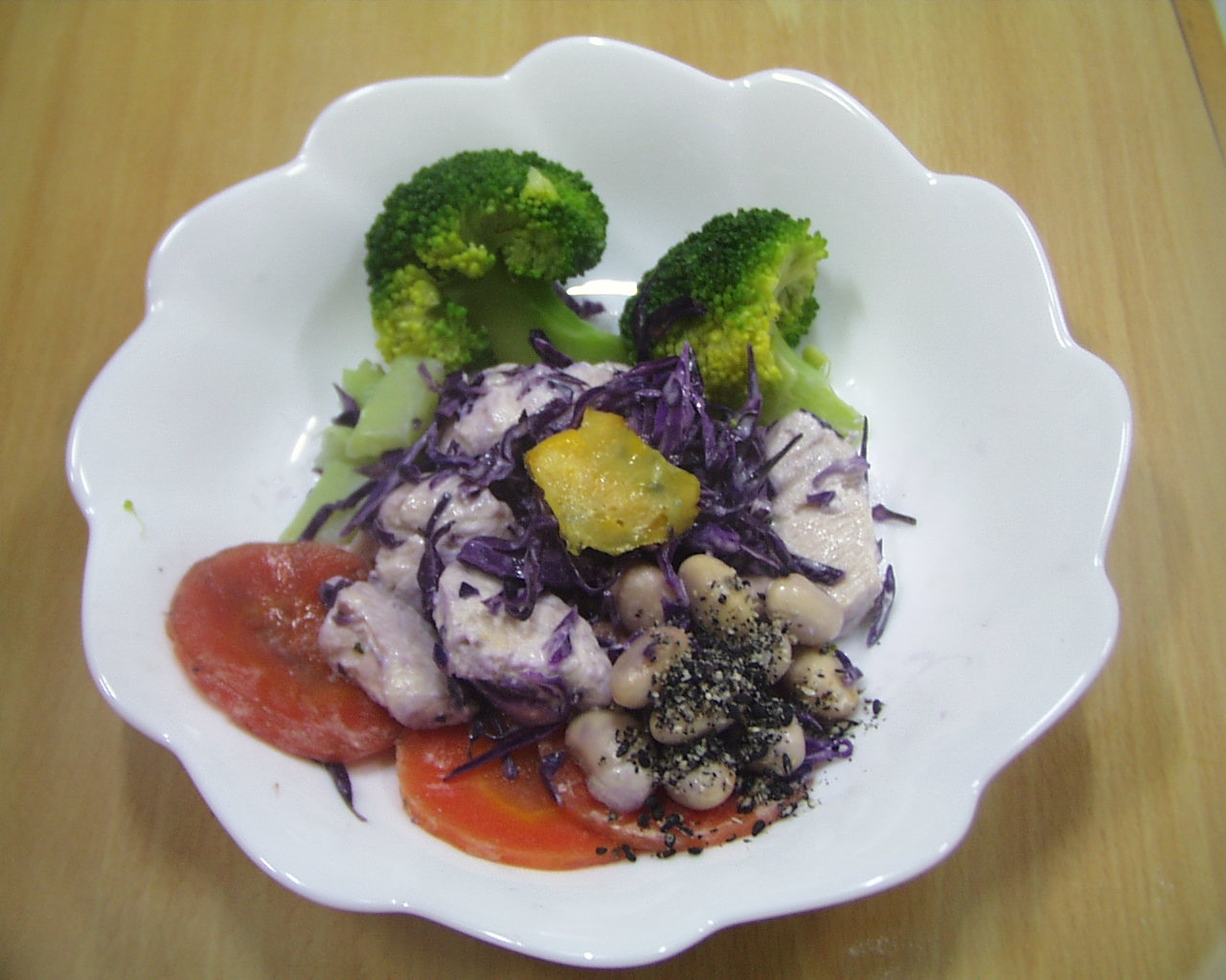 鶏肉のマヨネーズ炒め、大豆、紫キャベツの添え物