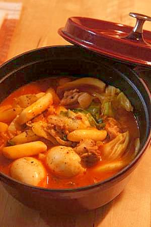 春キャベツの甘みを引き出す、旨辛トッポギ鍋