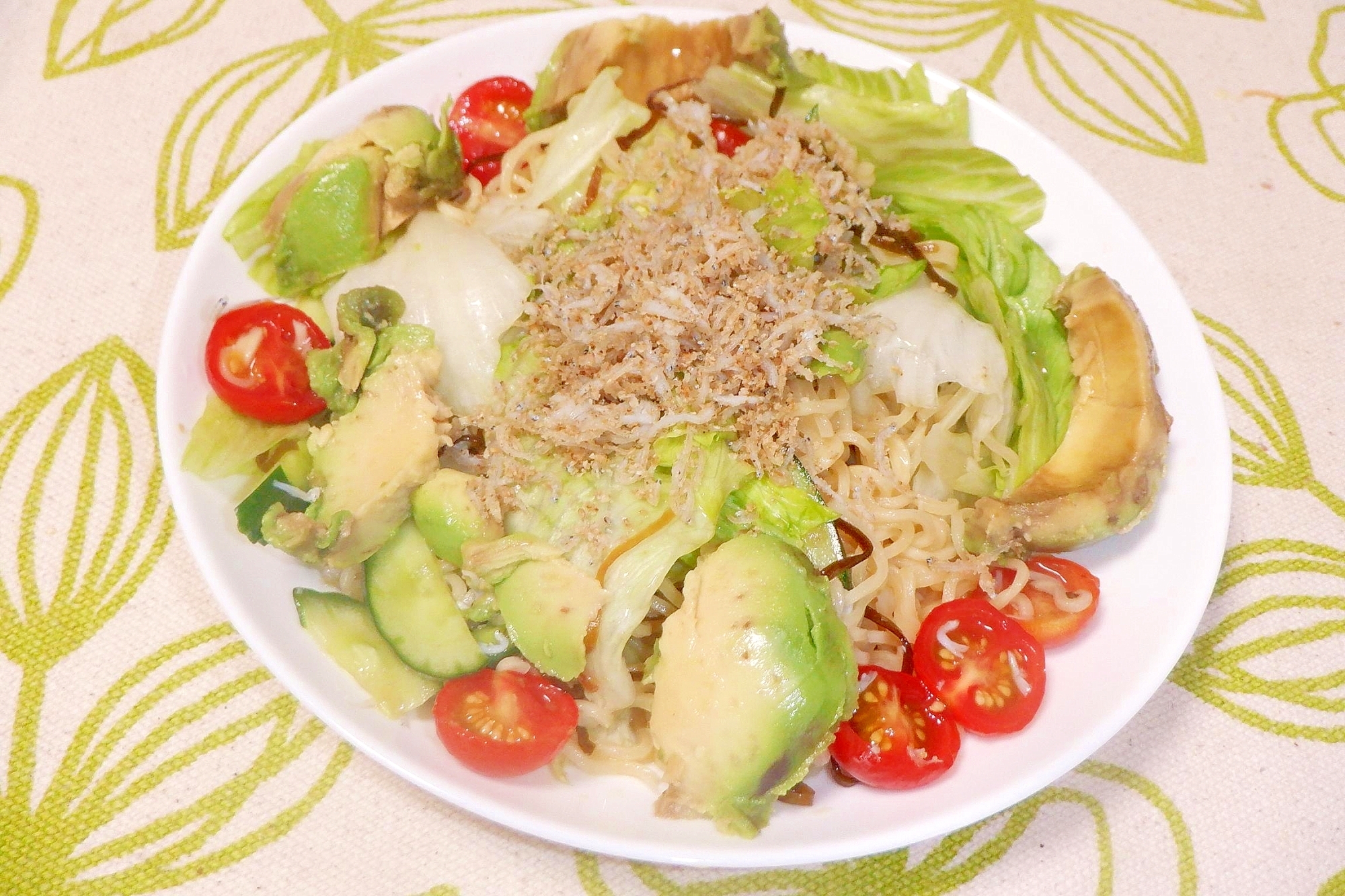 夏に美味しい♪しらすと塩昆布でラーメンサラダ