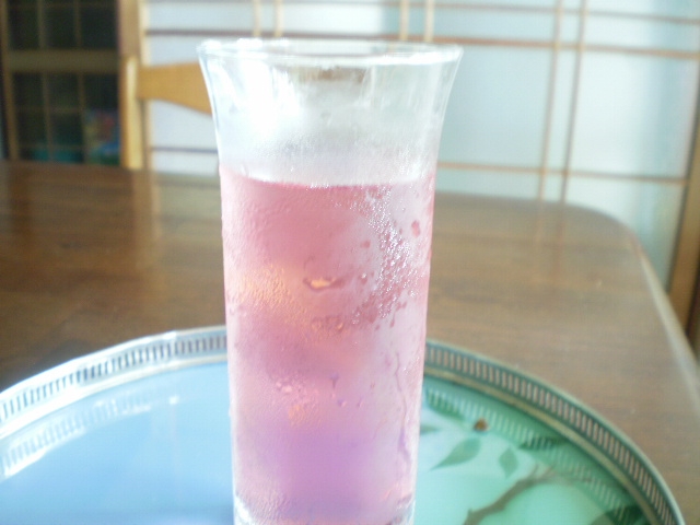 グラスに入った梅しそサワードリンク