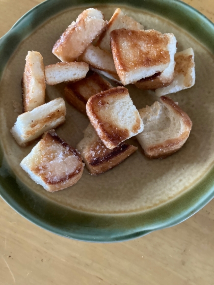 余った食パンをフライパンで焼くだけ！食パンラスク