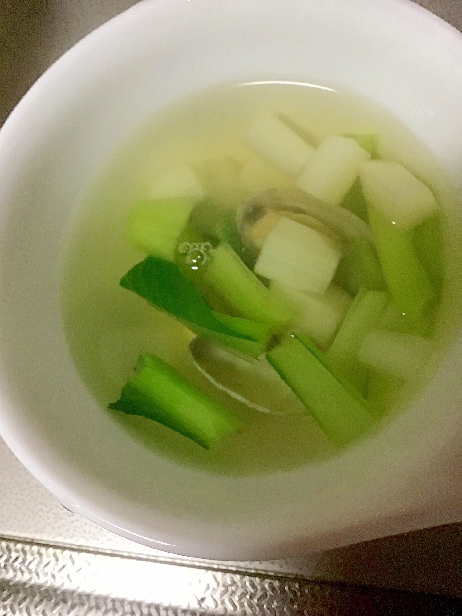 ウドと小松菜とアサリの昆布だしスープ。