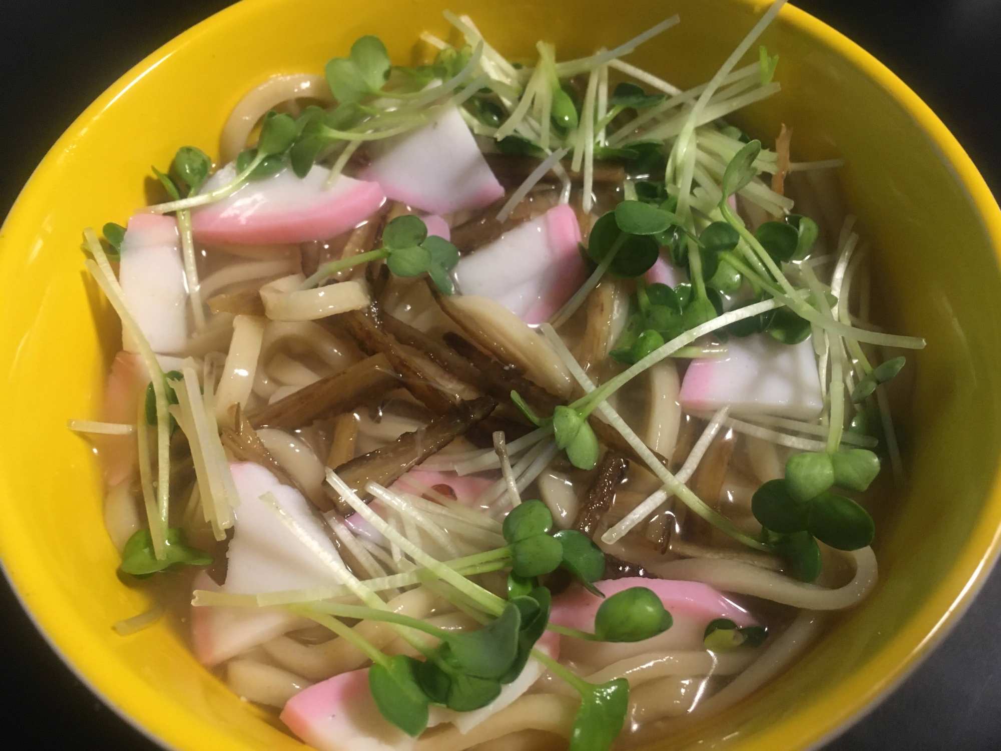 かまぼこ、ごぼう、かいわれ大根の塩ラーメン