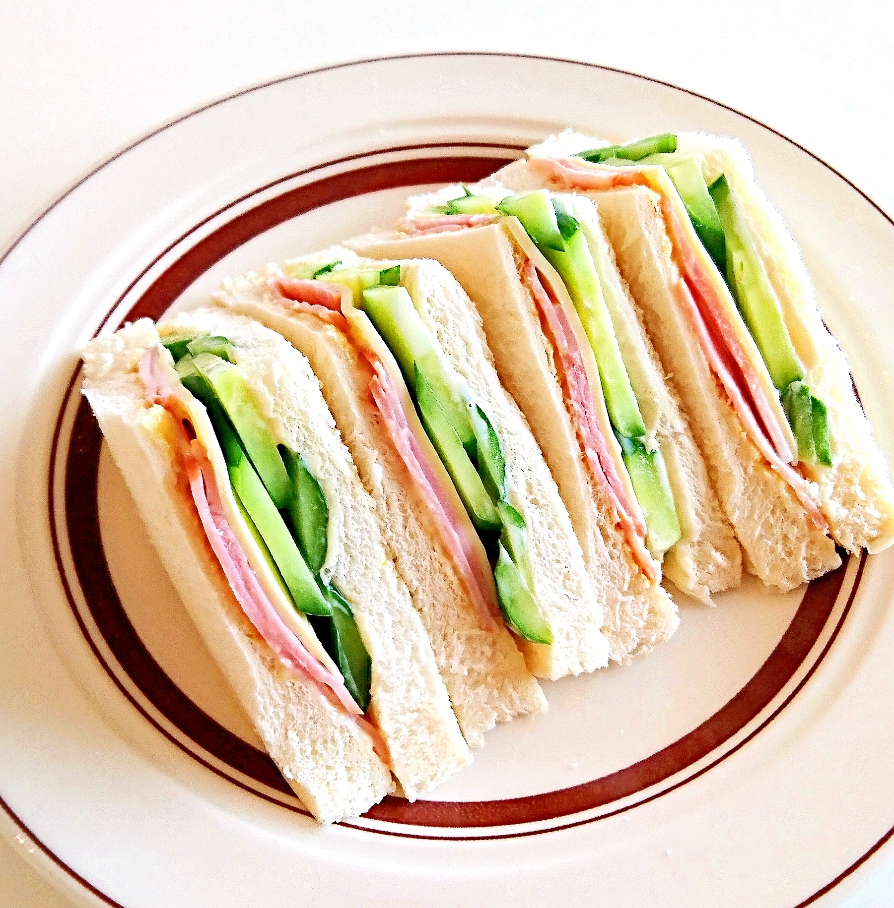 ハムときゅうりとチーズのサンドイッチ