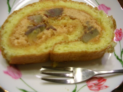 マロンペーストと栗の甘露煮のロールケーキ