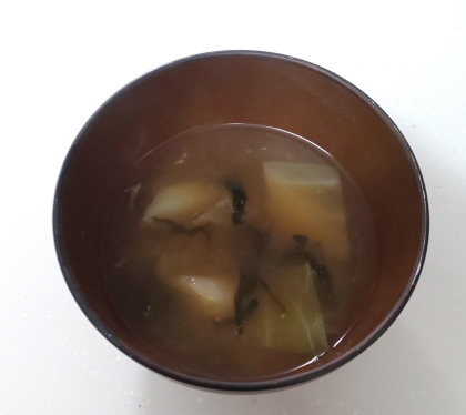 キャベツとわかめ味噌汁