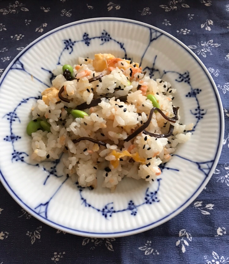 鮭と塩昆布、枝豆のチャーハン