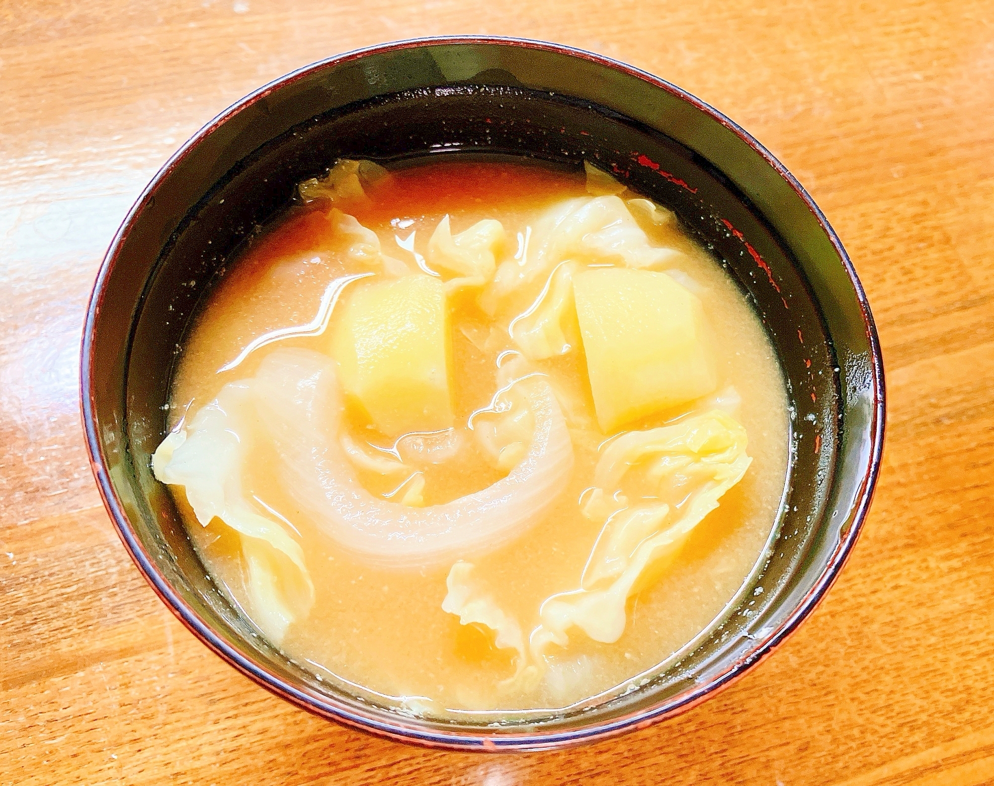 キャベツとじゃがいもと玉ねぎの味噌汁