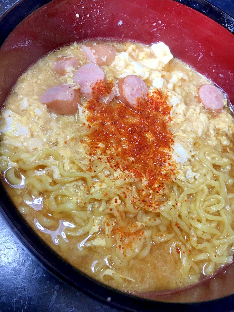 子供が好きなウインナーと卵のインスタントラーメン