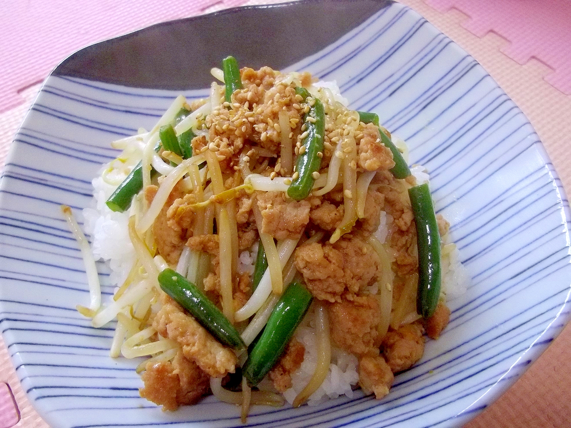 簡単✨豚ひき肉ともやしといんげんの甘辛炒め丼✨