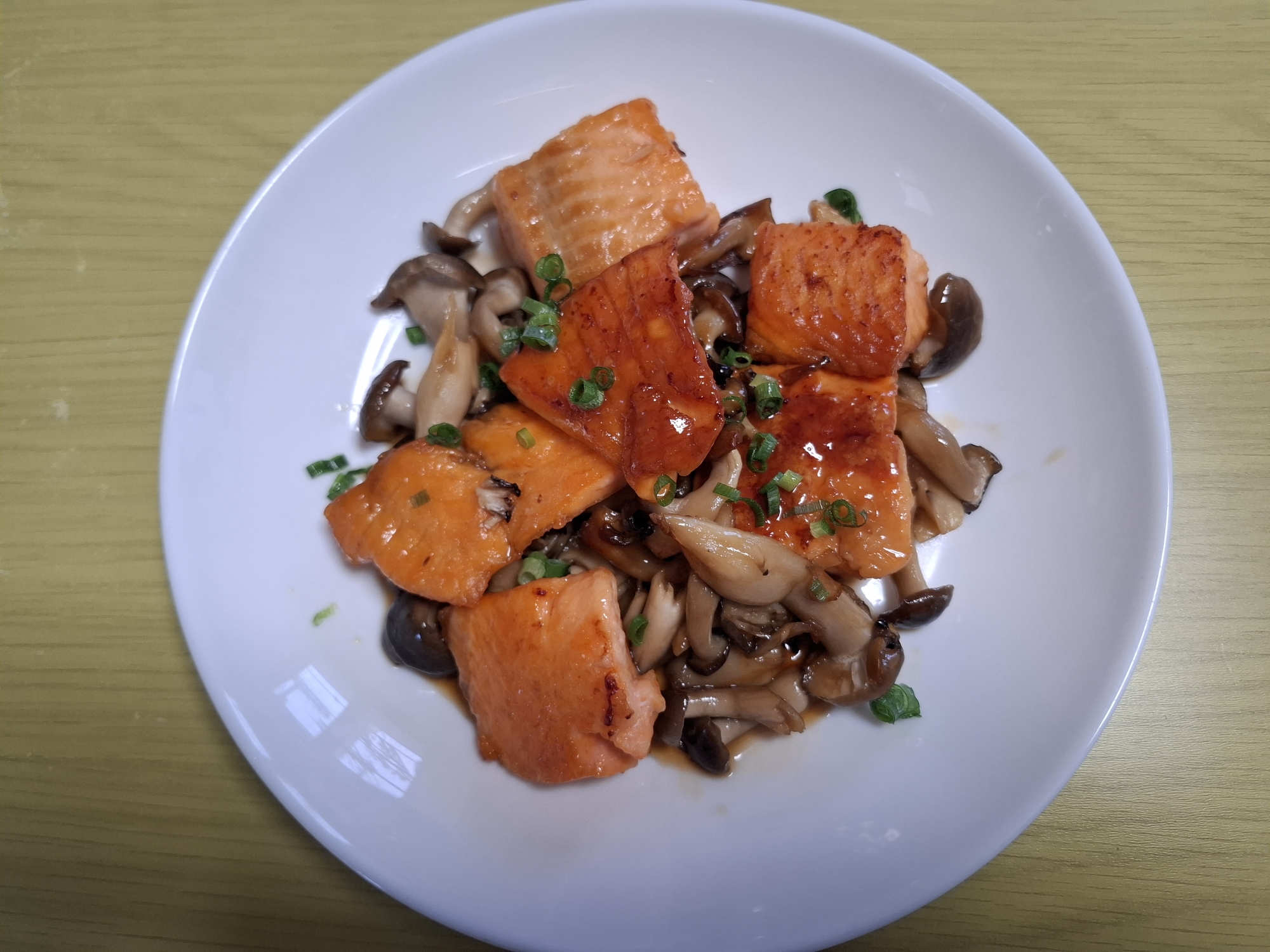 鮭とぶなしめじのめんつゆ炒め