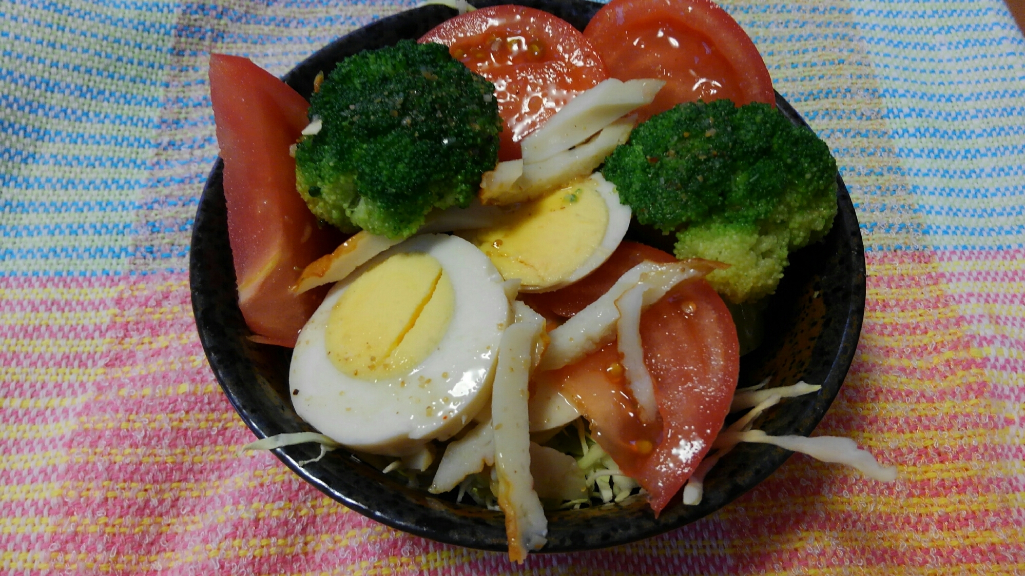 ゆで卵と竹輪とブロッコリーとトマトのサラダ