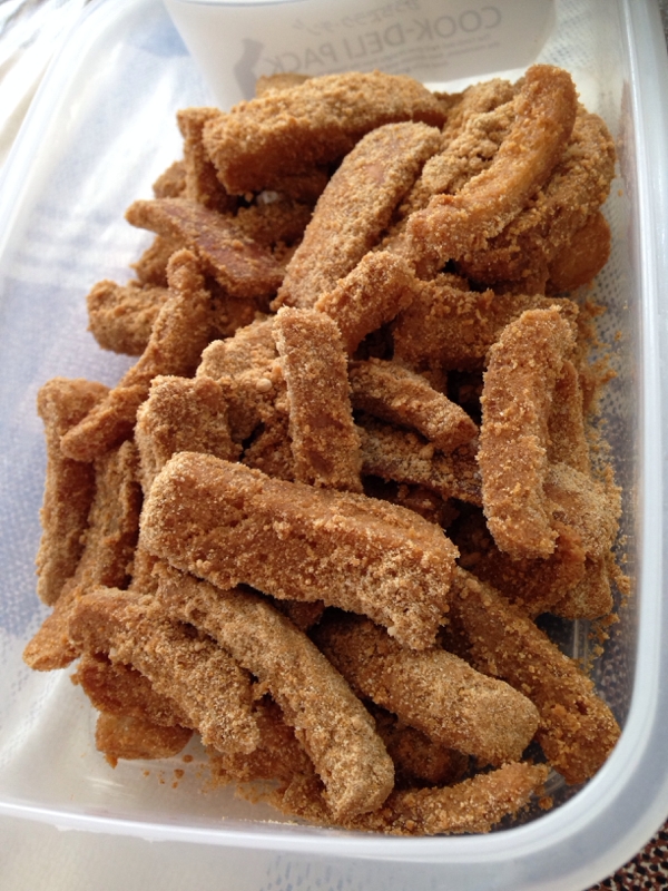 保存容器に入ったパンの耳で作るきな粉かりんとう