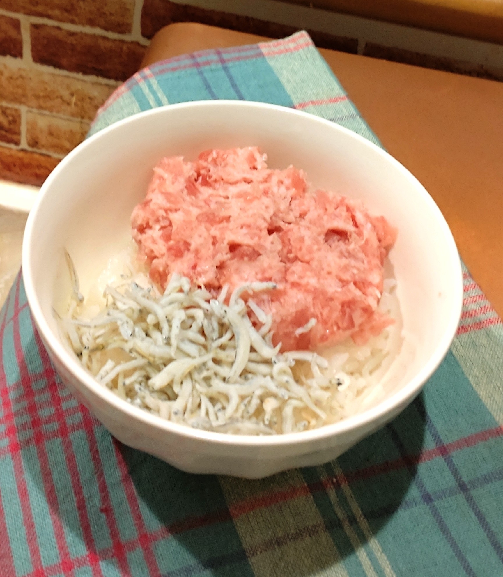 しらすとねぎとろのどんぶり