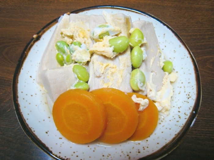 枝豆と人参と高野豆腐の煮物