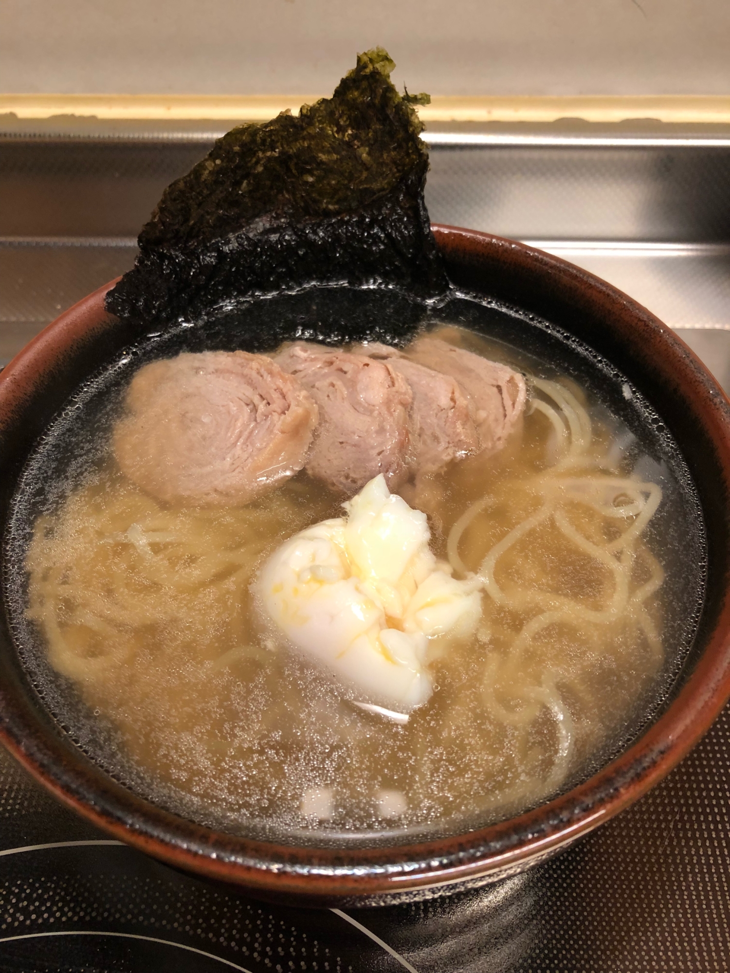 シャンタンと鶏ガラスープの即席ニンニク醤油ラーメン