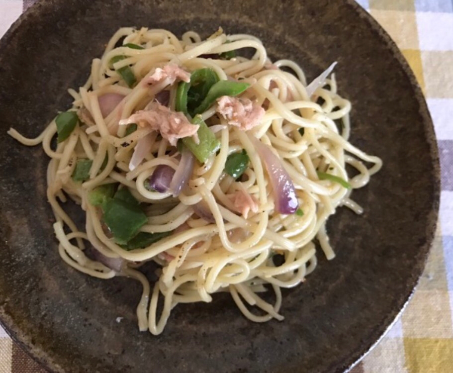 ピーマンと紫玉ねぎ、ツナのガーリック焼きそば