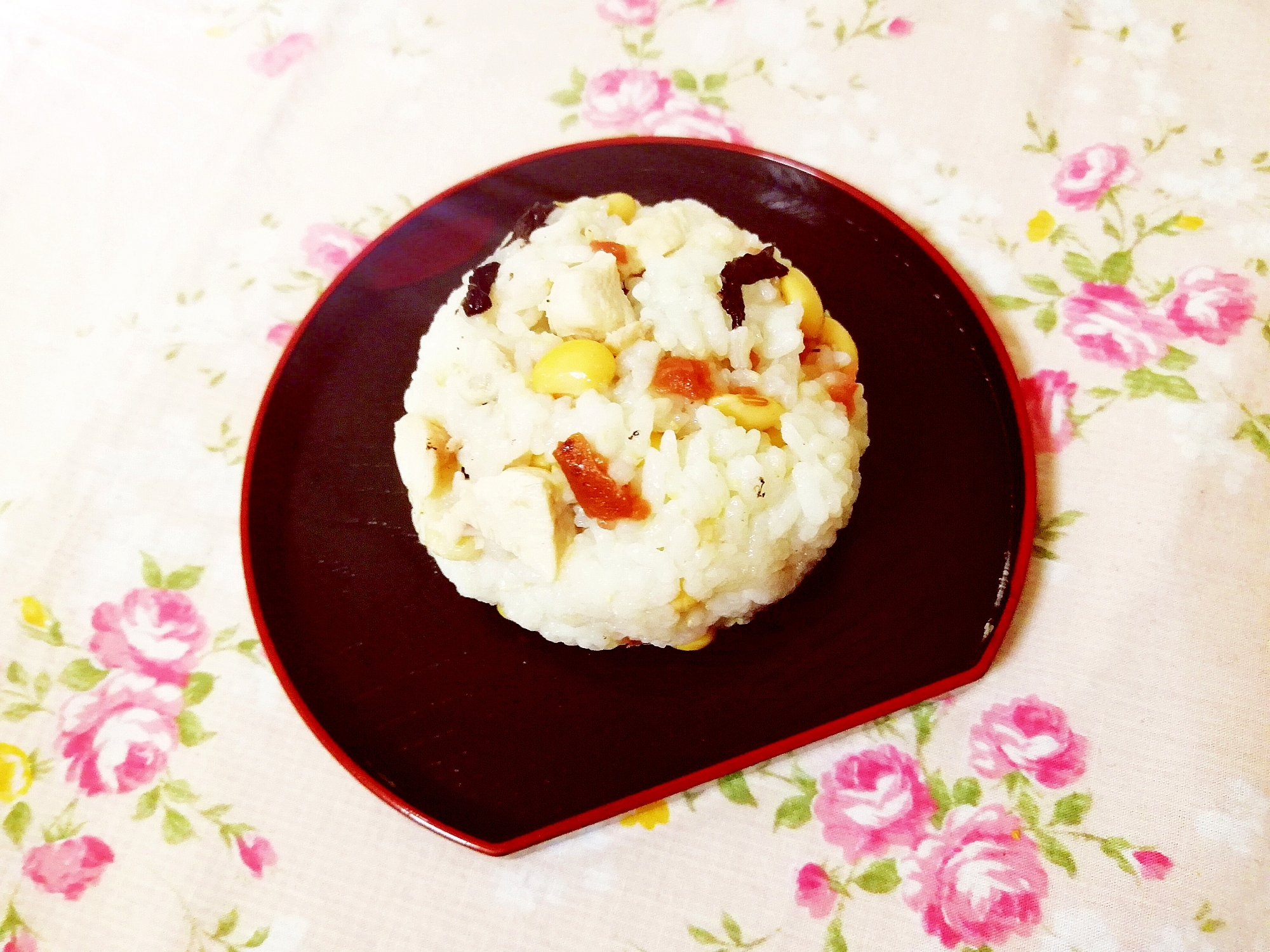 梅風味♪蒸し鶏と大豆のまんまるおにぎり