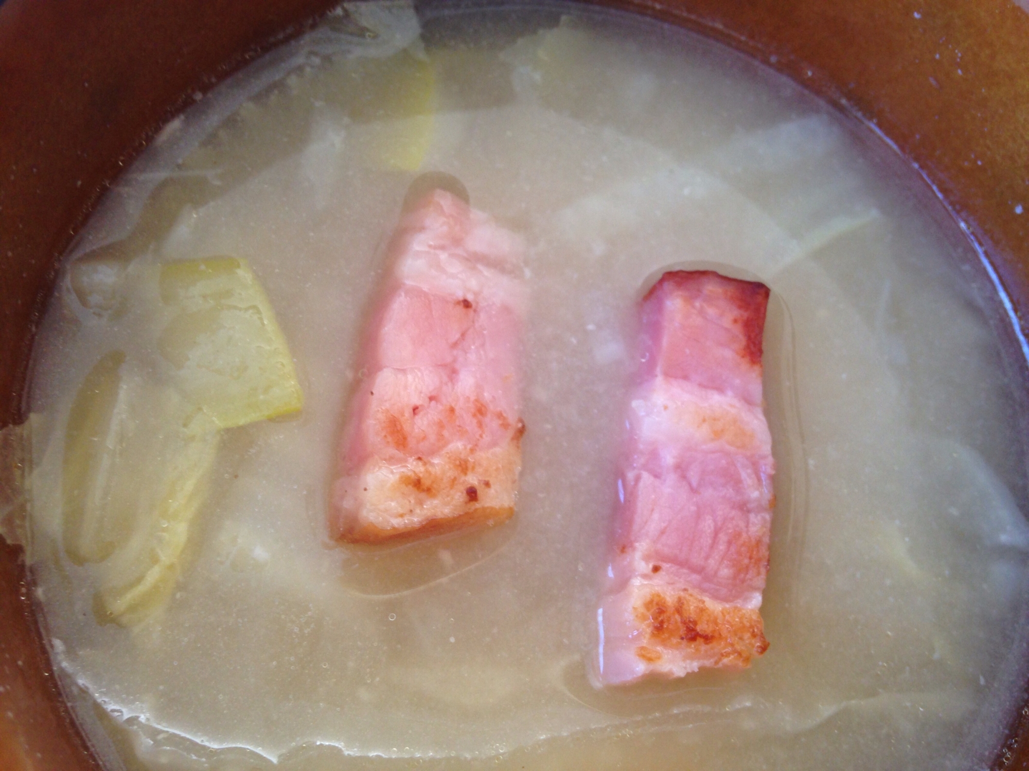 白菜とねぎとベーコンの味噌コンソメスープ