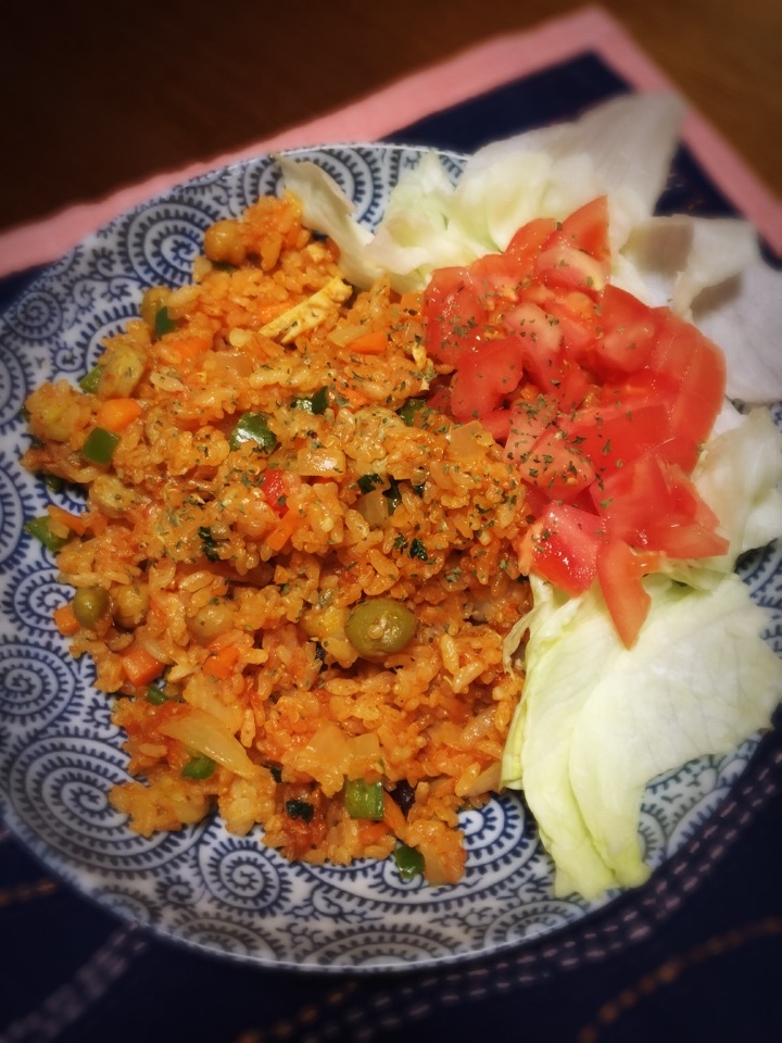 皿に盛られた、簡単ジャンバラヤ
