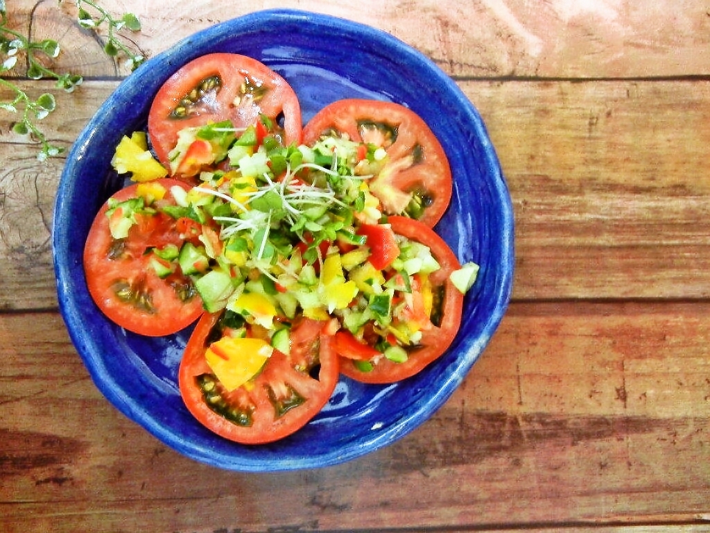 チョップド野菜ソースのトマトサラダ