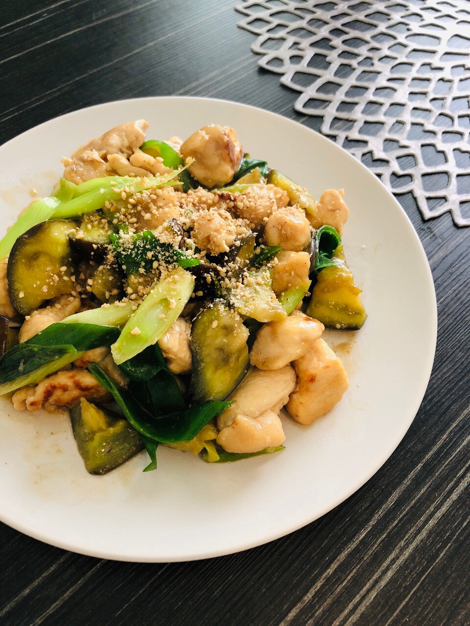 鶏むね肉と茄子とネギの甘辛味噌炒め