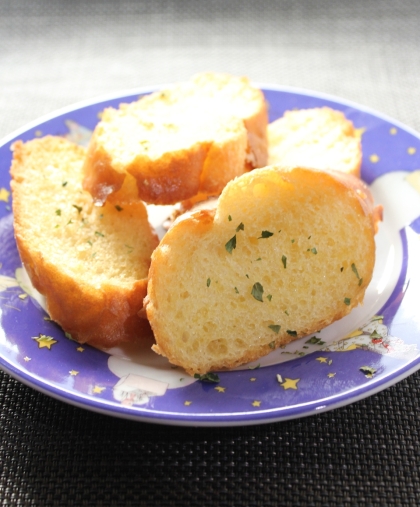 フランスパンのガーリックトースト好きな主人に作ってみました(*^o^*)♪バターがたっぷりしみこんで美味しくて好評で喜んでもらえました♪