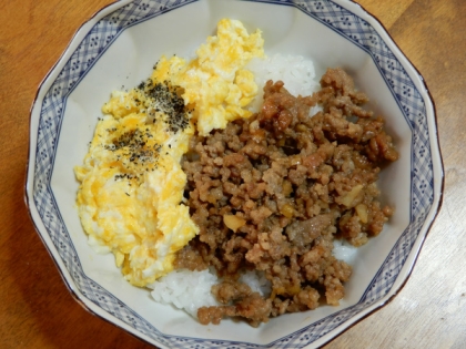 卵と挽肉のどんぶり