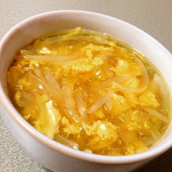 白いカップに入ったしょうがのあっさりスープ