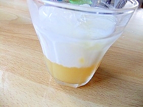 お家カフェ気分♪２層のフルーツラテ