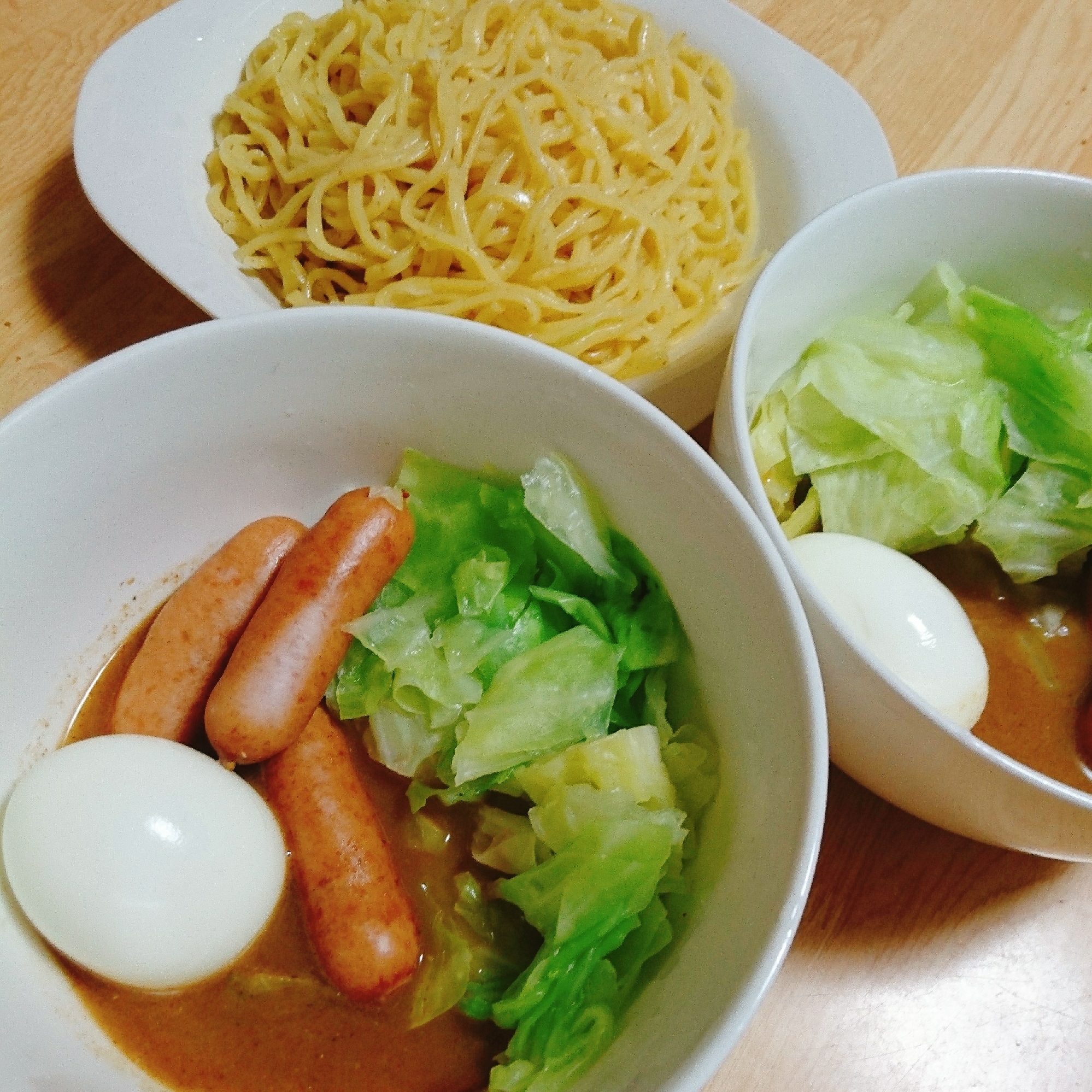 ゆで卵 キャベツ ウインナーの濃厚魚介つけ麺